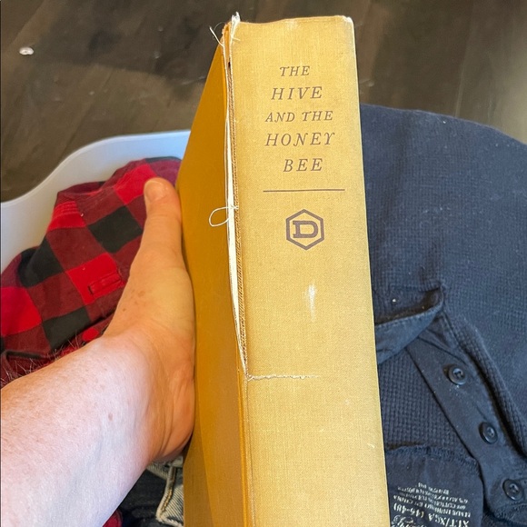 The Hive and the Honeybee published by Dadant 1979. - Picture 5 of 6